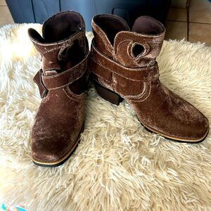 NWOT JUSTIN GYPSY ANKLE BOOTS “ELANA” brown velvet, 6”, stylish